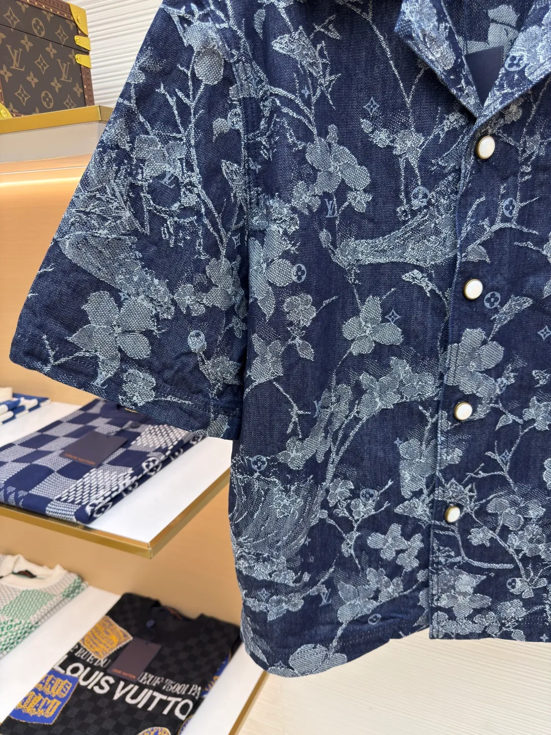LOUIS VUITTON floral embroidered letter short-sleeved shirt ●Authentic product: Purchased and developed for 9499 ●Item number: 1680178-B40 ●Fabric: denim fabric ●Technology: jacquard production ●Version: fitted version ●Weight: about 770 grams ●Size: S-M-L-XL ●Description: Made of customized cotton jacquard denim fabric, 100% cotton imported yarn, decorated with floral and surf pattern designs throughout, Monogram pattern is depicted on it, the jacquard is integrated with the fabric, and the placket is molded with customized pearlescent buttons with LV letter logo, truly 1:1 copy. The overall wiring is straight and delicate, the fabric is comfortable and soft, and the color is consistent without color difference. It can be matched with the same style to create a fashionable look and control various occasions. Customized accessories, complete with three standards, same style for men and women!